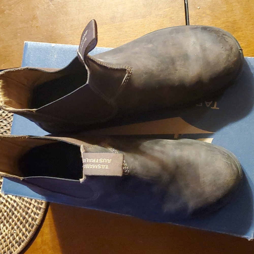 Blundstone size 9 rustic brown